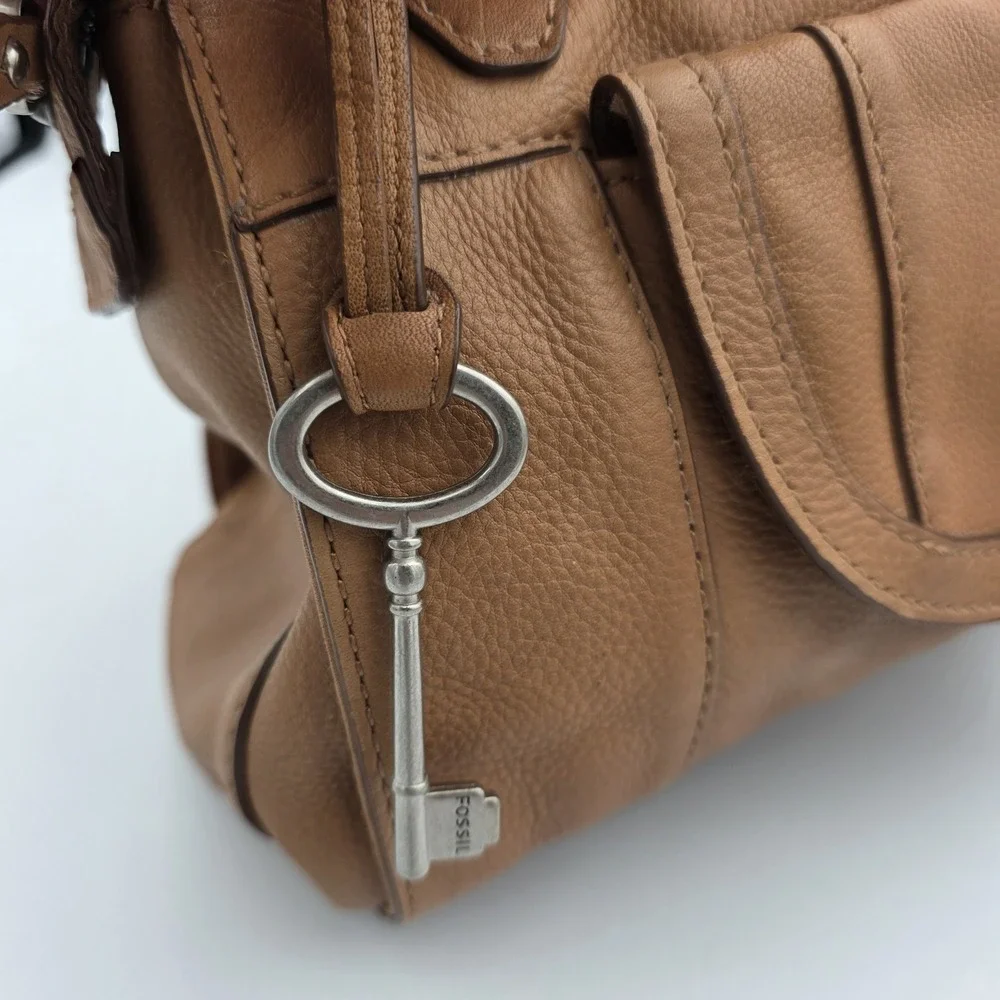 Vtg Fossil Maddox Tan Beige Leather Satchel Purse Bag Top Handles Lg. Key Charm